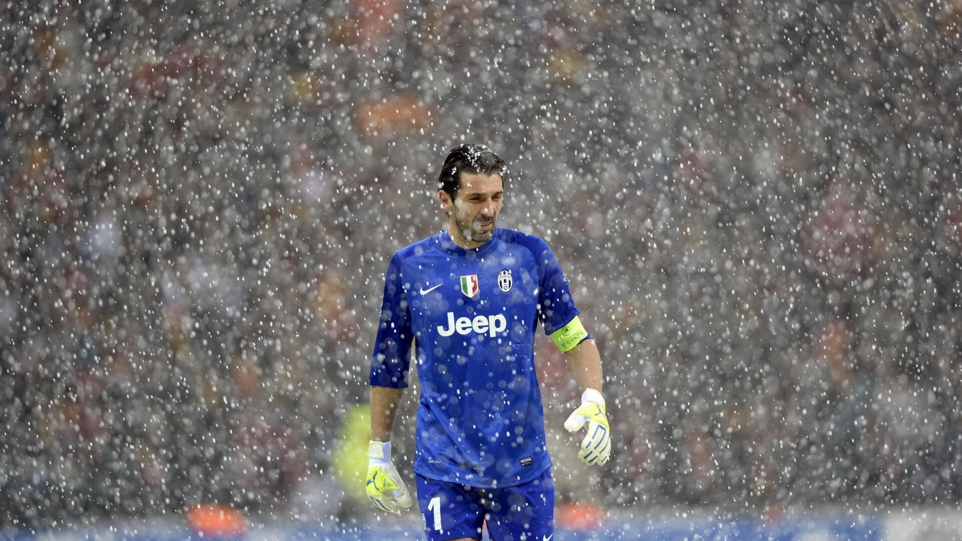 新西兰全黑队的战术打法使其在比赛中屡屡获得主动，新西兰全黑战舞视频