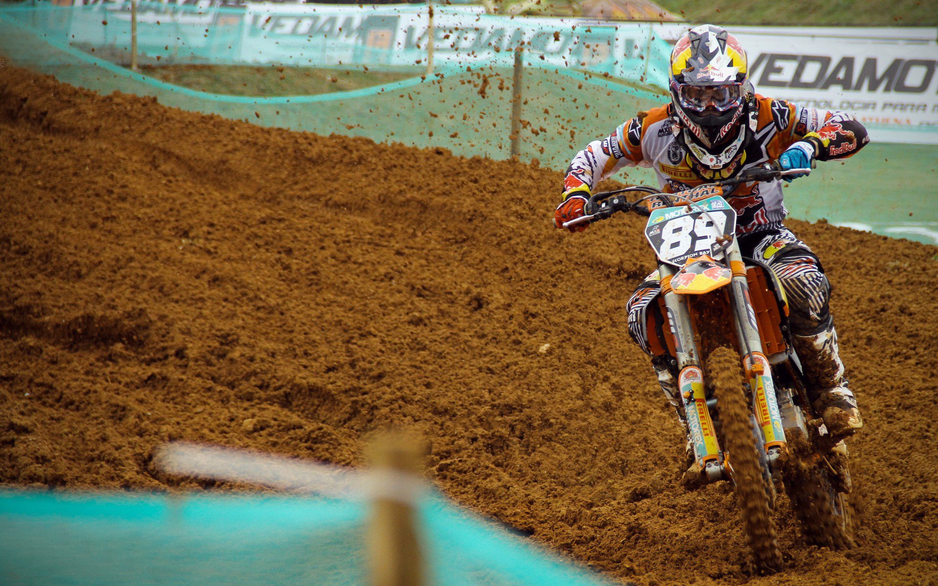 比赛中多次精准抢断打断对方进攻节奏展现出色防守预判，抢断打到手算犯规吗